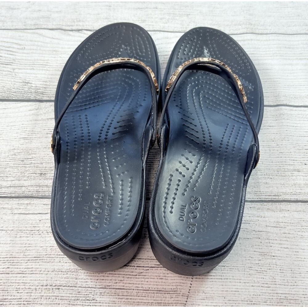 Crocs Women’s Sanrah Diamante Embellished Wedge Flip Flop Black Gold Size 10 - Picture 3 of 6